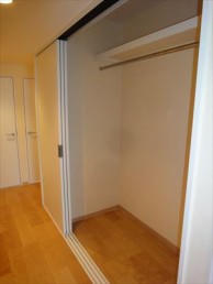 家族みんなが集まる明るいリビングに